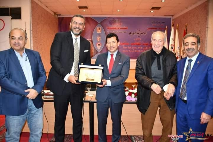 صبحي يُكرم عبد المطلب لفوزه بمنصب نائب رئيس الرابطة الوطنية لكرة السلة في افريقيا