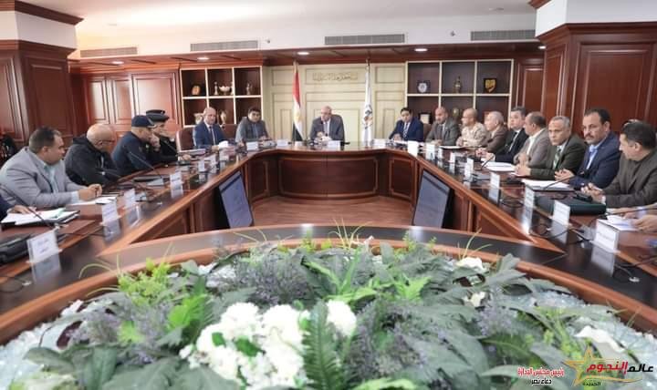 محافظ بني سويف يُكرًم بعض العناصر المتميزة بوحدات الرصد الميداني بمركز معلومات التنمية المحلية 