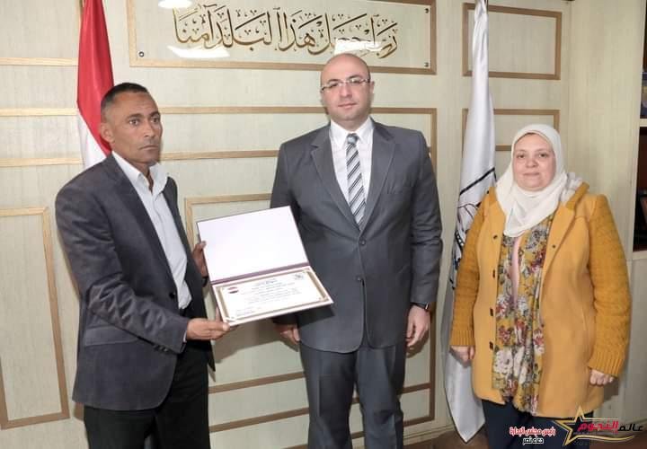 محافظ بني سويف يُكرًم بعض العناصر المتميزة بوحدات الرصد الميداني