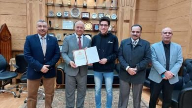 رئيس جامعة بنها يكرم الطالب الفائز في مسابقة بلاك هات بالمملكة العربية السعودية