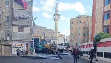 بدء أعمال وضع الطبقة السطحية للرصف بالاسفلت بشارع الشيخ عبد الله بفارسكور