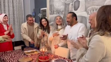 على الحجار وزوجته يحتفلان بعيد زواجهما الـ 20 