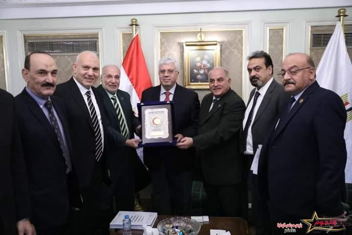 وزير التعليم العالي يلتقي النقيب العام لنقابة العلاج الطبيعي لمناقشة سبل التعاون في دعم خدمات العلاج الطبيعي