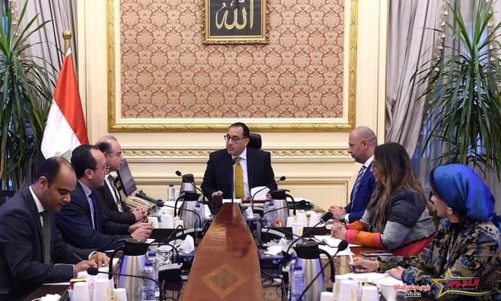 مدبولي يتابع مع رئيسي "الرقابة المالية" و"البورصة" تطورات سوق الأوراق المالية والخدمات المالية غير المصرفية