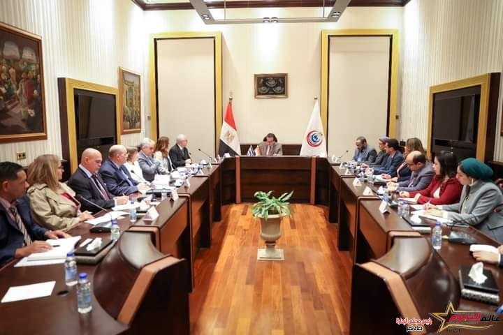 وزير الصحة يبحث مع نائب وزير الصحة العامة للشؤون الاقتصادية بدولة كوبا