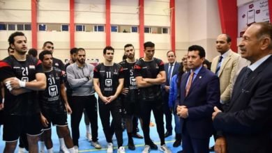 وزير الرياضة يتواصل مع بعثة منتخب اليد لمؤازرتهم وتهنئتهم بالفوز