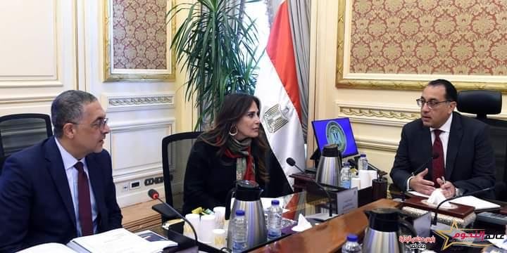مدبولي يتابع مع الرئيس التنفيذي للهيئة العامة للاستثمار والمناطق الحرة عددا من ملفات العمل