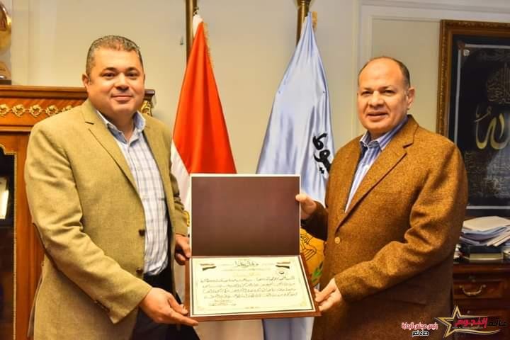 محافظ أسيوط يكرم العميد عمر الشافعي بعد تعيينه رئيس مركز ومدينة فايد