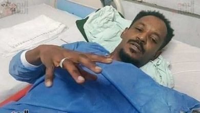 بتر في اليد اليسرى وكسر في العمود الفقري .. شاب يحاول إنقاذ سيدة عجوز من عجلات القطار