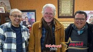 "امسك حرامي".... حسين فهمي يروج لمسرحيته الجديدة 