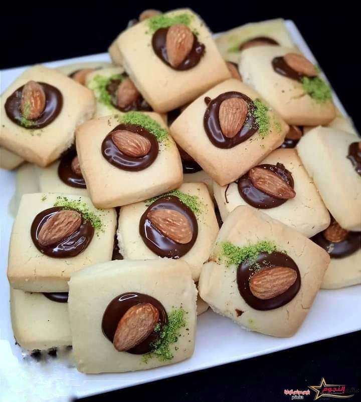 بسكويت بالشيكولاتة واللوز.... مقدم من الشيف: منى التابعي