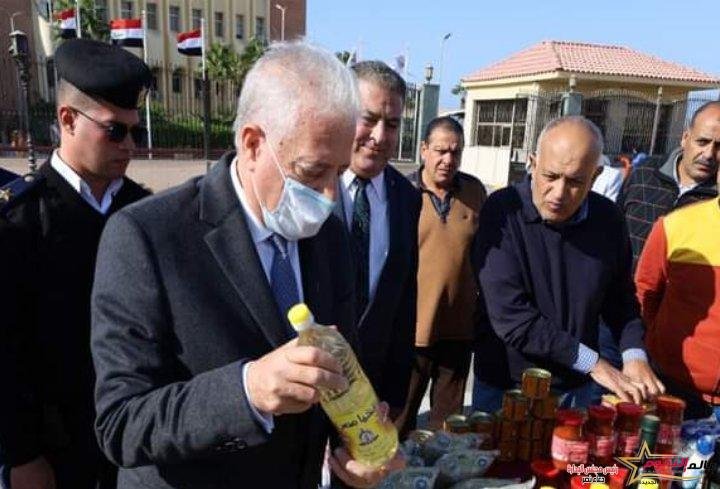 فودة يتفقد منافذ بيع منتجات جهاز مشروعات الخدمة الوطنية ويعطي إشارة البدء لتغطية مدن المحافظة بالسلع المختلفة