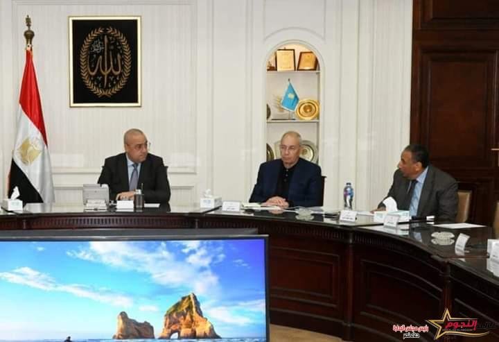 وزير الإسكان يتابع الموقف التنفيذي لمشروعى "منطقة الأعمال المركزية" و"أبراج الداون تاون" 