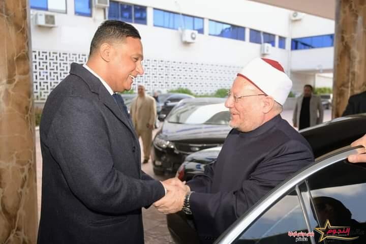 مختار يستقبل مفتي الجمهورية ويؤدون صلاة الجمعة بمسجد نادي جزيرة الورد بالمنصورة