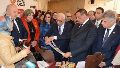 وزيرا التنمية المحلية والتربية والتعليم يتفقدان معرض "أيادي مصر" بمجمع دمنهور الثقافي