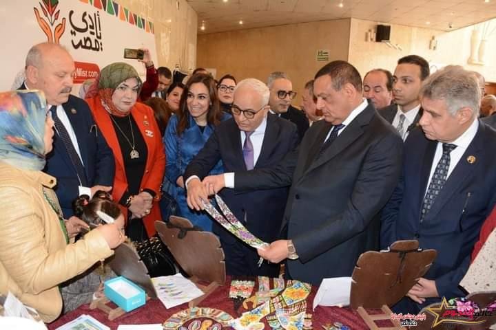 وزيرا التنمية المحلية والتربية والتعليم يتفقدان معرض "أيادي مصر" بمجمع دمنهور الثقافي