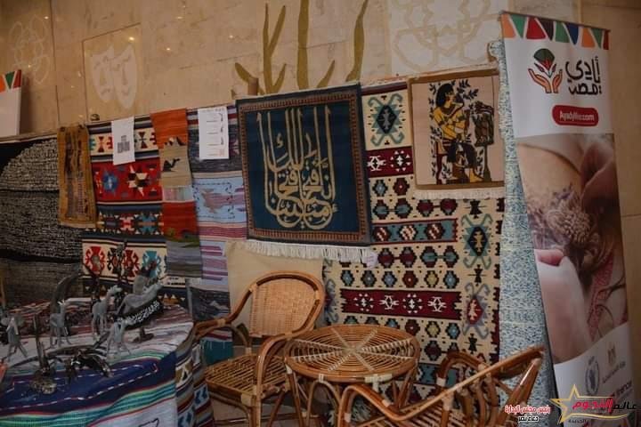 وزيرا التنمية المحلية والتربية والتعليم يتفقدان معرض "أيادي مصر" بمجمع دمنهور الثقافي