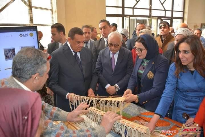 وزيرا التنمية المحلية والتربية والتعليم يتفقدان معرض "أيادي مصر" بمجمع دمنهور الثقافي