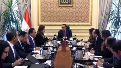 رئيس الوزراء يتابع مع وزيرة التخطيط نتائج الجولة الترويجية للاستثمار