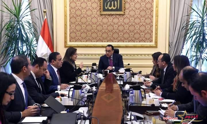 رئيس الوزراء يتابع مع وزيرة التخطيط نتائج الجولة الترويجية للاستثمار