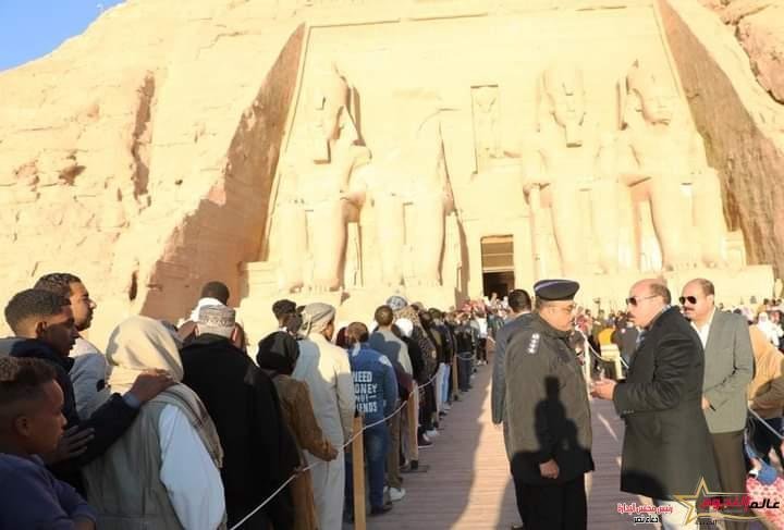 محافظ أسوان الشمس تتعامد على وجه الملك رمسيس الثانى بمدينة أبو سمبل السياحية