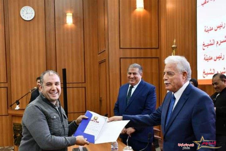 فوده يكرم المتميزين في أداء عملهم خلال جلسة المجلس التنفيذي للمحافظة