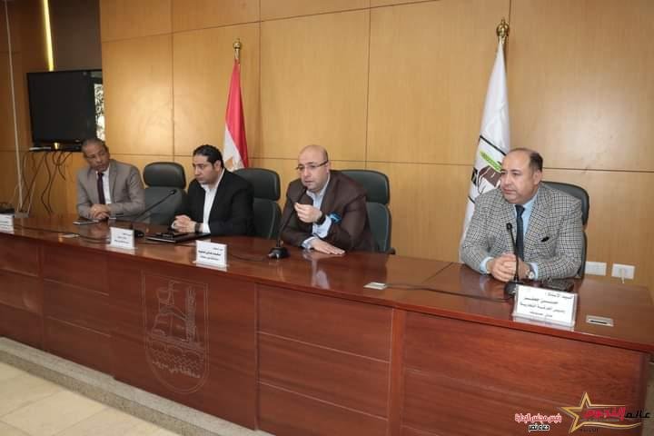 محافظ بني سويف يناقش الإجراءات المنفذة في مجال توفير السلع ودعمها على مستوى المحافظة