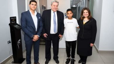 جندي تسلم أحد أطفال "الأسمرات" قدما صناعيا