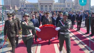 محافظ الإسكندرية يشهد وضع إكليل الزهور على النصب التذكاري للشهداء بميدان محطة مصر