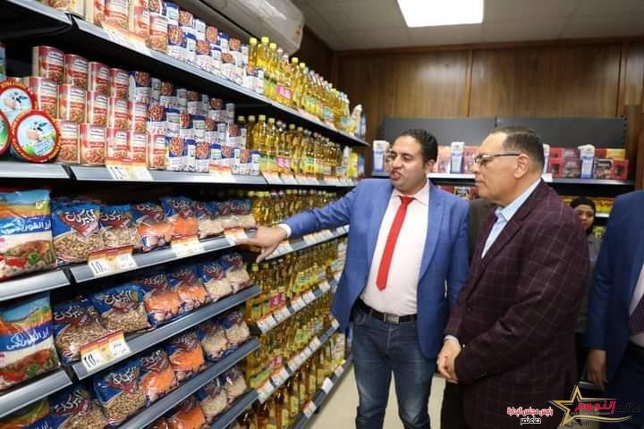 محافظ الشرقية يفتتح معرض السلع الإستهلاكية بمبنى المجلس المحلي سابقاً بمدينة الزقازيق 4 محافظ الشرقية يفتتح معرض السلع الإستهلاكية بمبنى المجلس المحلي سابقاً بمدينة الزقازيق