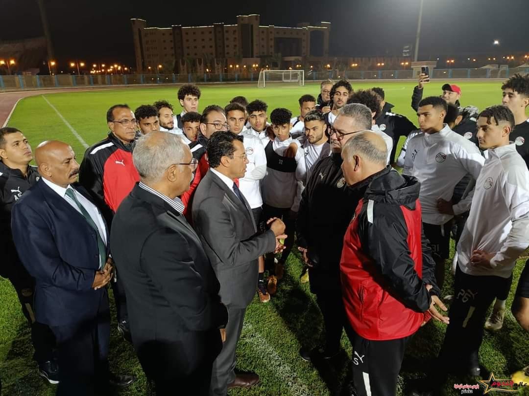 وزير الرياضة يؤازر المنتخب الاولمبي بمعسكره قبيل مباراته المرتقبة أمام زامبيا