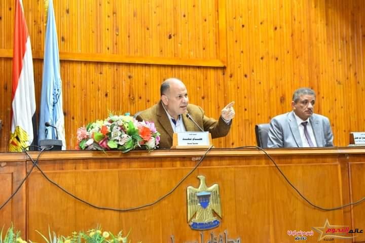 محافظ أسيوط يعقد اجتماعًا لمتابعة مستجدات منظومة تقنين أراضي الدولة ويوجه بسرعة انهاء اجراءات تقننين واضعى اليد