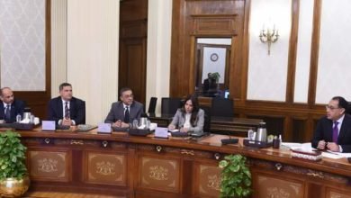 رئيس الوزراء يلتقي رئيس هيئة الاستثمار ونوابه الثلاثة الجُدد