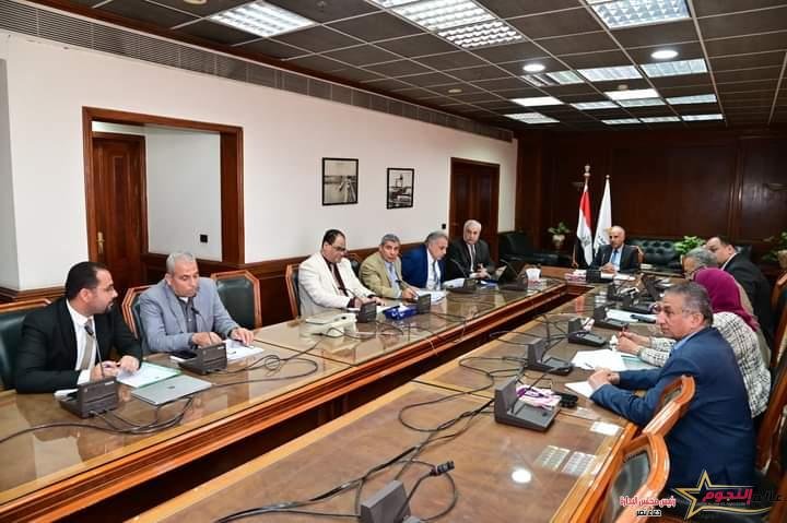 سويلم يتابع موقف مشروعات إعادة إستخدام مياه الصرف الزراعى