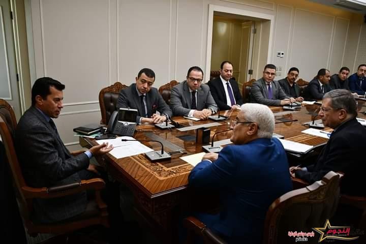 وزير الشباب والرياضة يلتقي مع رئيس هيئة التأمينات الإجتماعية