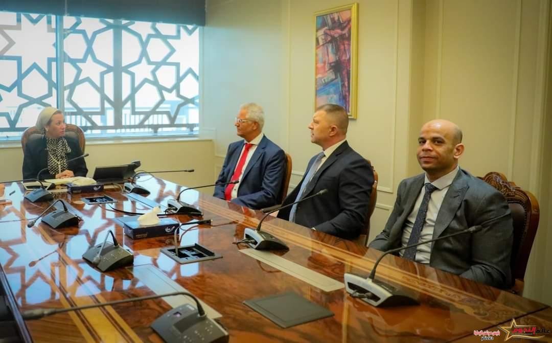 وزيرة البيئة تناقش مع المدير التنفيذي للشركة المنفذة لمشروع تحويل المخلفات لطاقة كهربائية بالجيزة