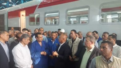 وزير النقل يلتقي عدد من المهندسين وقائدي القطارات والعاملين بورش كوم أبو راضي