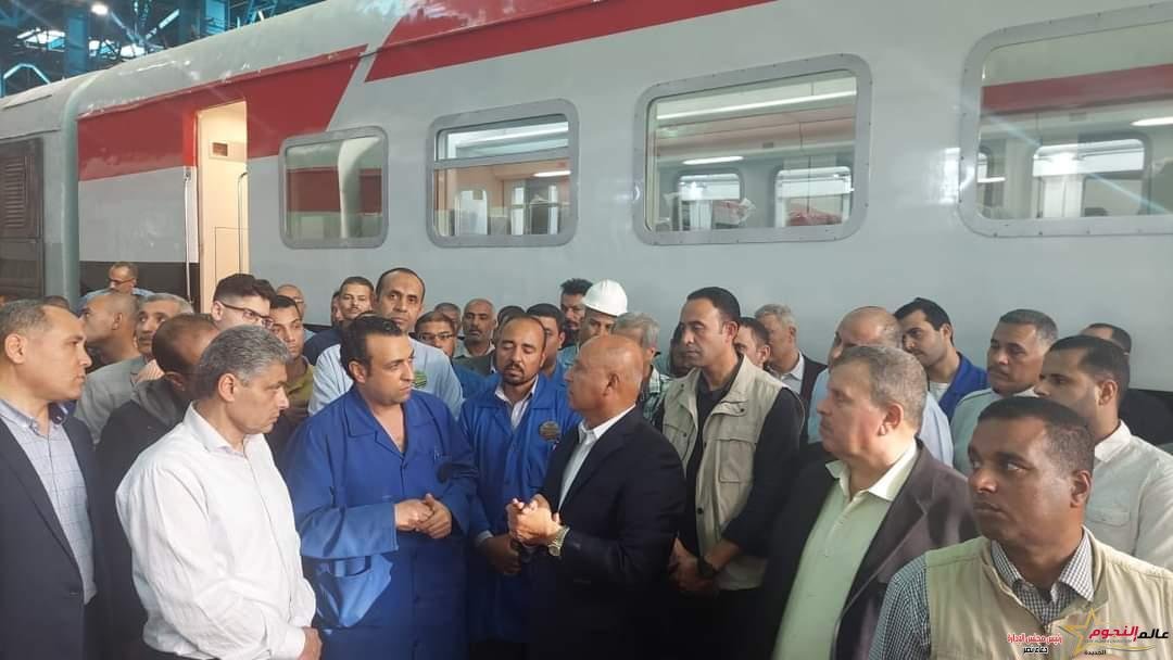 وزير النقل يلتقي عدد من المهندسين وقائدي القطارات والعاملين بورش كوم أبو راضي