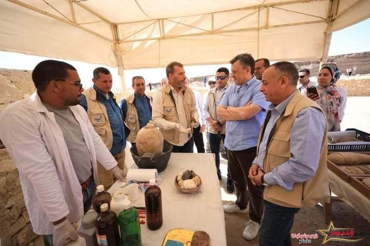 وزير السياحة والآثار يتفقد موقع حفائر البعثة الأثرية المصرية بسقارة