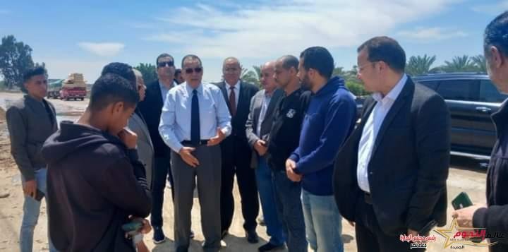 محافظ الشرقية يتفقد أعمال الرصف والتوسعة الجارية بطريق فاقوس