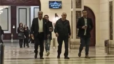 أشرف زكي يقدم واجب العزاء في والد دينا الشربيني 