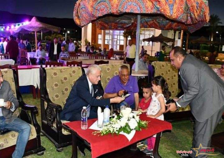 محافظ جنوب سيناء يشارك عمال النظافة في مأدبة إفطار جماعي 1 محافظ جنوب سيناء يشارك عمال النظافة في مأدبة إفطار جماعي