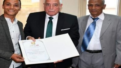 محافظ جنوب سيناء يكرم منقذ بالشاطئ العام بطور سيناء لتفانيه في العمل