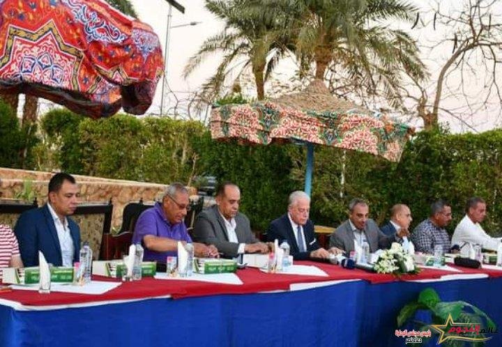 محافظ جنوب سيناء يشارك عمال النظافة في مأدبة إفطار جماعي 2 محافظ جنوب سيناء يشارك عمال النظافة في مأدبة إفطار جماعي
