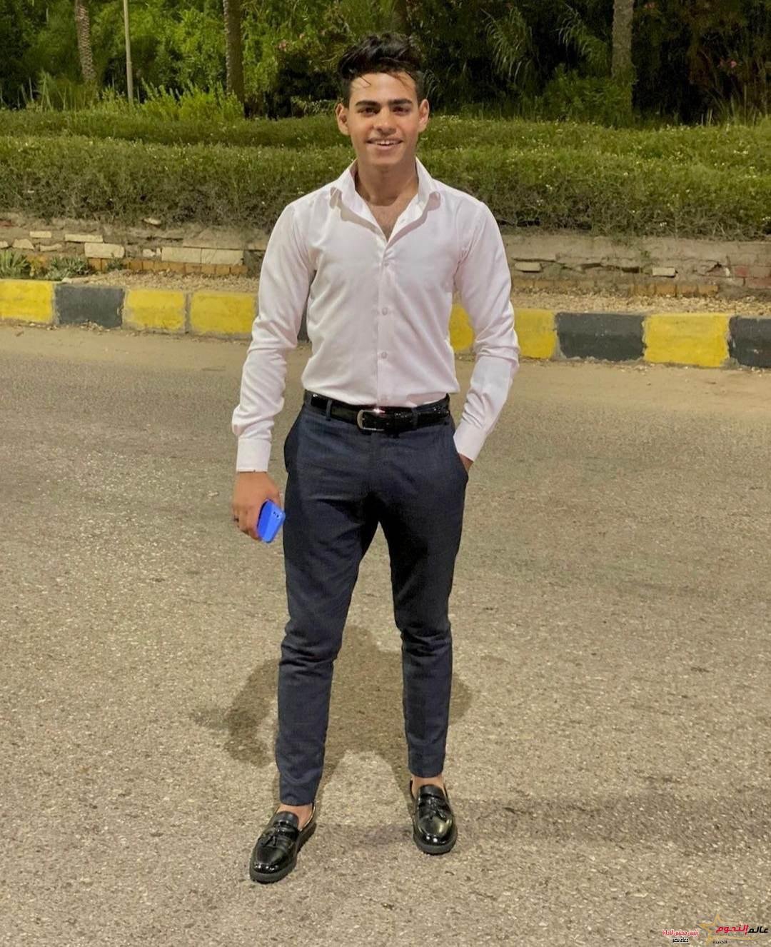 عالم النجوم تهنئ "عمر محمد عضمة" نجل الصحفية نهى مرسي 3 كحك العيد ... مقدم من الشيف : محمد موسىالكحك من انواع حلويات العيد الشهية جدا والمفضلة الكثيرون لما له من طعم جميل ومميز وحشوات متعددة منها بالملبن والعجوة والمكسرات وهنا طريقة سهلة لتحضيره
المكونات:
كيلو دقيق
1/2كيلو سمنة
2ملعقة زبدة
ريحة كحك
ملعقة صغيرة فانيليا
ملعقة كبيرة نشا
ملعقة كبيرة خميرة
ملعقة كبيرة بيكنج بودر
1/2 1كوب ماء دافئ للعجن
الحشو :
ملبن
عجوة
سكر بودرة للوجه
طريقة التحضير:
1-تخلط المكونات الجافة جيدا ثم يضاف السمن والزبدة وتخلط جيدا
2-يضاف الماء والخميرة وتغنزحتي يصبح خليط متماسك
3-يشكل لكرات ويحشى بحشو العجوة أو الملبن ويرص في صاج
4-يدخل فرن ساخن مسبقا ويترك حتي احمرار الاطراف ثم يترك ليهدأ ويضاف اليه سكر البودرة ويقدم