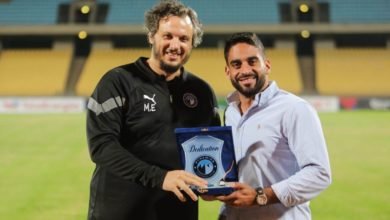 ممدوح عيد يهدي درع بيراميدز للقنصل المصري فى جنوب افريقيا