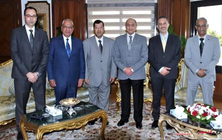 وزير الطيران المدنى يلتقى وفدا لمجلس أمناء كلية التكنولوجيا والطيران بدولة الكويت 