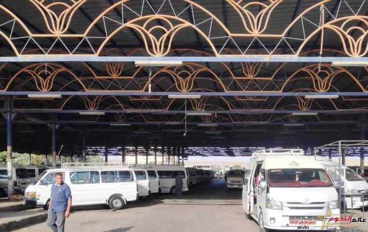 محافظ أسوان يتابع الجهود المبذولة للسيطرة على مواقف السيرفيس