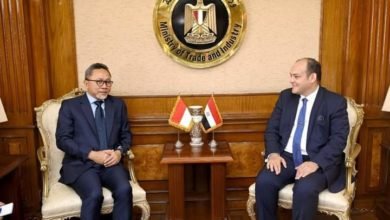 سمير يبحث مع نظيره الإندونيسي سبل تعزيز التعاون التجاري والصناعي والاستثماري المشترك