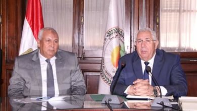 "القصير" و "الزملوط" يبحثان موقف عدد من المشروعات الزراعية بالوادي الجديد